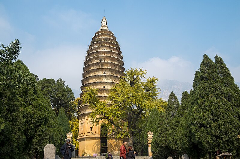 Archivo:Songyue Pagoda in Nov 2014.jpg