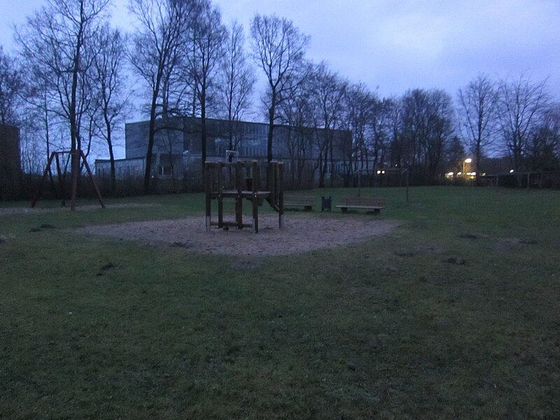 File:Spielplatz Eekbrook.jpg