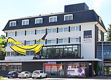 Die Spray-Banane am Art-Hotel. Das Kunstwerk ist in seiner Gänze nur zu sehen, wenn alle Jalousien geschlossen sind.