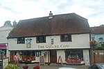 Knockers Wine Bar and M S Bell Square Cow pub, The Square, Wickham (NHLE Code 1350589) (July 2019) (2).JPG