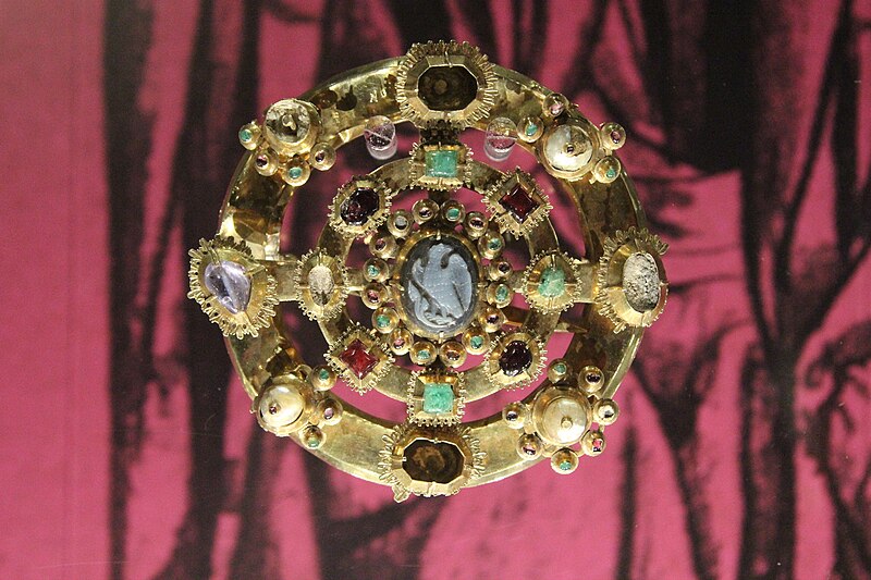 File:Sroda Treasure 2022 P03 brooch with cameo.jpg