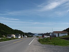 Zicht op Route 436 in het dorpscentrum van St. Lunaire.