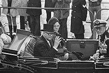 President of Finland Kekkonen with the Queen Juliana and Prince Bernhard of Lippe-Biesterfeld on their way to Palace, October 24, 1972 Staatsbezoek President Kekkonen van Finland aan Nederland Kekkonen en Koninklijk, Bestanddeelnr 925-9706.jpg