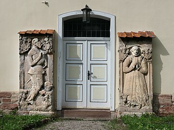 Grabplatten am Südeingang für Friedrich von Keudell auf Keudelstein (* 1502; † 1567) und Mechthild von Schwebda († 1549)[3]
