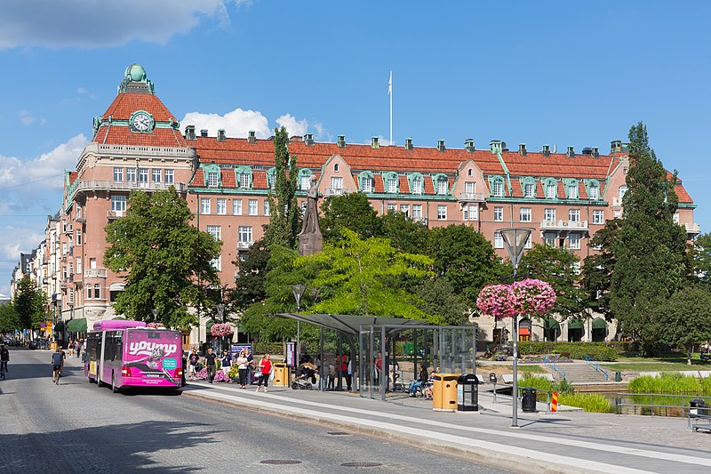 File:Storgatan and Centralpalatset, Örebro.jpg