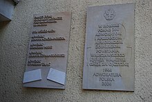 Tablica upamiętniająca adwokatów, którzy zginęli w katastrofie smoleńskiej na budynku przy ul.  Ęwiętojerskiej 16 w Warszawie.JPG