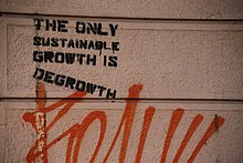 Graffiti na podporu nerůstu (degrowth)
