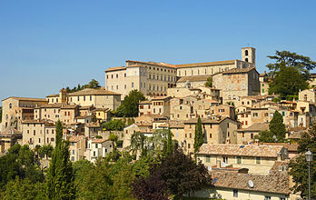 Vista panorâmica de Todi, comuna italiana da região da Úmbria, província de Perúgia. (definição 5 849 × 3 697)