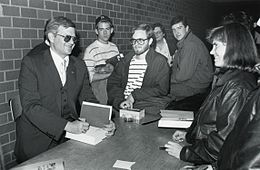 Клэнси (слева) в библиотеке Бостонского колледжа, ноябрь 1989