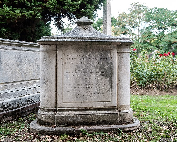 File:Tomb, Commemorating M A Woolmer, M E Eve And Mary Smith (Q26434139).jpg