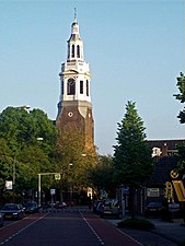 De witte kerktoren van Nijkerk. Uniek in Nederland, omdat de architect moest beloven geen dergelijke toren voor een andere plaats te ontwerpen.