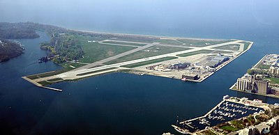Tampak atas Bandar Udara Billy Bishop Kota Toronto. Bandar udara ini terletak di ketinggian 77 meter di atas permukaan laut dan memiliki dua landas pacu berarah 06/24 sepanjang 75 meter dan 08/26 sepanjang 1.216 meter.