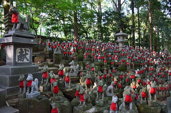 Kitsune statuer ved Toyokawa Inari templet