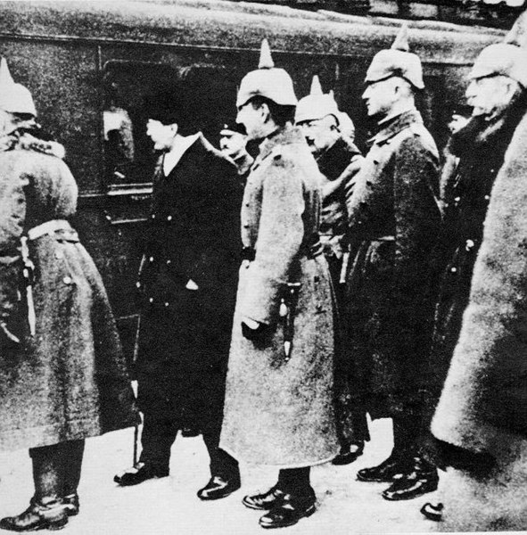 File:Trotzki Deutsche Brest-Litowsk1917.jpg