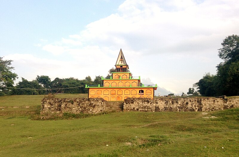 File:Tugu Ompu Sorihata Simanihuruk - Lumban Suhisuhi Toruan, Pangururan (01).jpg