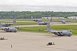 Illinois Hava Ulusal Muhafızlarından C-130H Hercules, 2013 yılında Peoria Ulusal Hava Muhafız Üssünde taksi yaparken 182. Hava İkmal Kanadı.