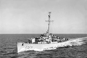 Военный корабль США «Дуглас А. Манро» (DE-422) в пути у берегов Кореи, около 1951 г. (AWM P05890.038) .JPG