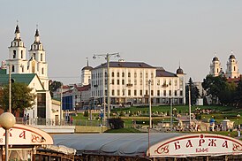 Гасціны двор (у цэнтры). Від ад Траецкага прадмесця