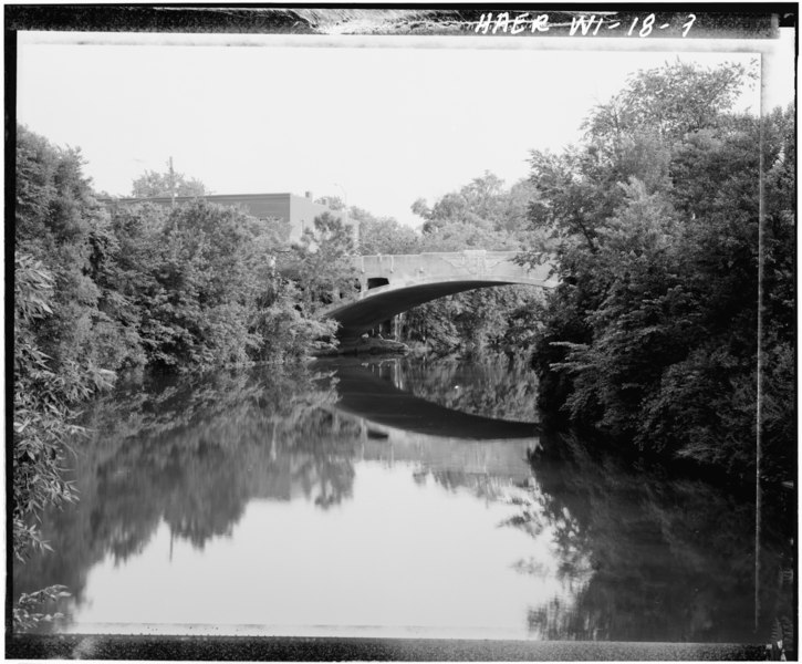 File:VIEW OF NORTH SIDE OF MAIN SPAN, LOOKING SOUTH FROM HORLICK AVENUE - West Sixth Street Bridge, Spanning Root River at West Sixth Street and Kinzie Avenue, Racine, Racine County, HAER WIS,51-RACI,9-1.tif