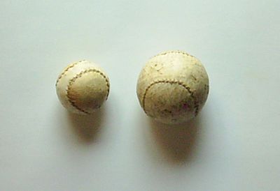 Hand-pelota ball (right) in comparison with a valencian variation ball Valenciana-i-basca.jpg
