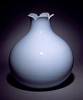 Vase med form som et granateple, Yongzheng-regjering (1722–1735), "claire-de-lune-glasur"