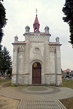 Миниатюра для Файл:Veltrusy, hřbitovní kaple (03).jpg
