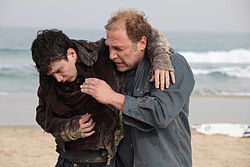 צחי גראד (מימין) ומיכאל מושונוב בסרט "מבול"