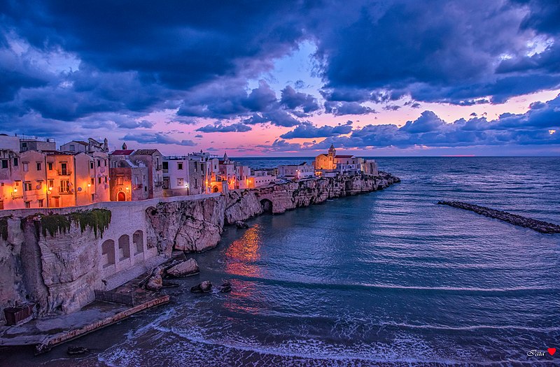 File:Vieste at night.jpg