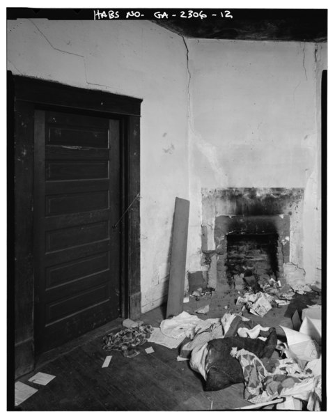 File:View of southeast rear room. Photographer facing north by northwest, 330 degrees. - Andrew Nations House, Northeast corner of intersection of Redwing and Bernhard Roads, HABS GA,57-PEACI,1-12.tif