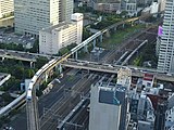 浜松町駅付近ではJR線の東側を並走する。