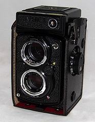 Vintage Yashica MAT-124G Twin-Lens Reflex Film Camera, Made In Japan (20440377505).jpg
