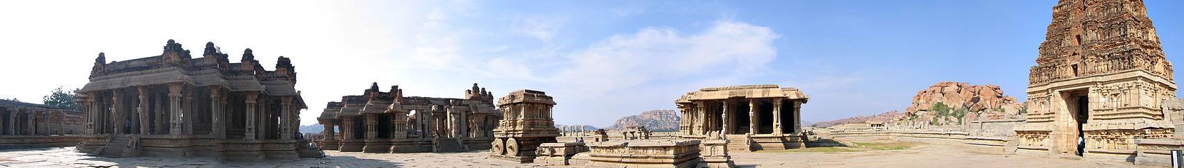 Panoramabillede af Vittalatemplet, som byggedes i Deva Raya II's tid. Templet blev udvidet under Krishnadevaraya styre.