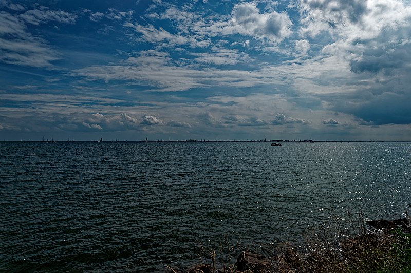 File:Volendam - Havendijkje - Busparking - View SSW on Marken.jpg