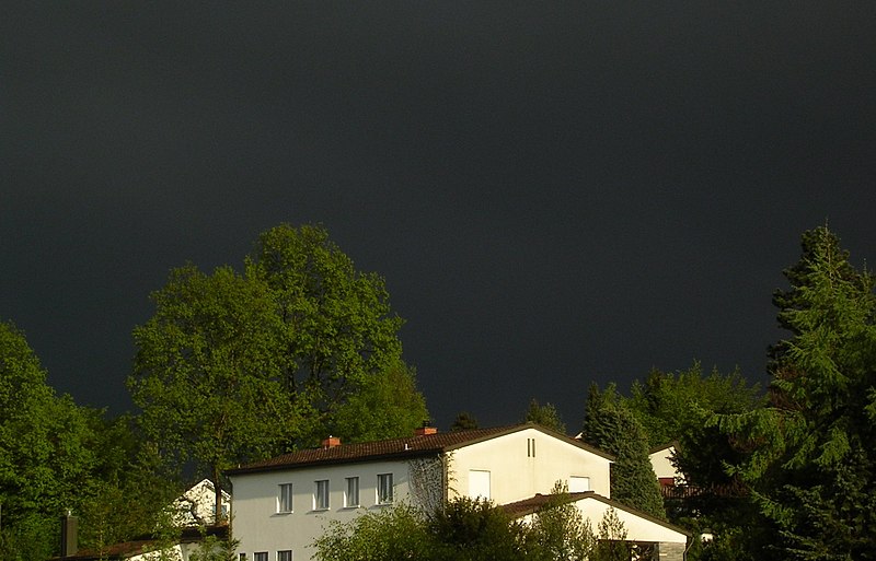 File:Vor einem Gewitter.jpg