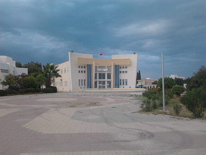 File:Vue exterieure du centre formation professionnelle, Monastir 2012.jpg