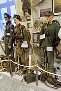 Uniformer og utstyr fra tyske bergjegere i Norge under krigen. Figuren lengst vekk har uniform fra Luftwaffe. Foto: Fra Lofoten Krigsminnemuseum i Svolvær
