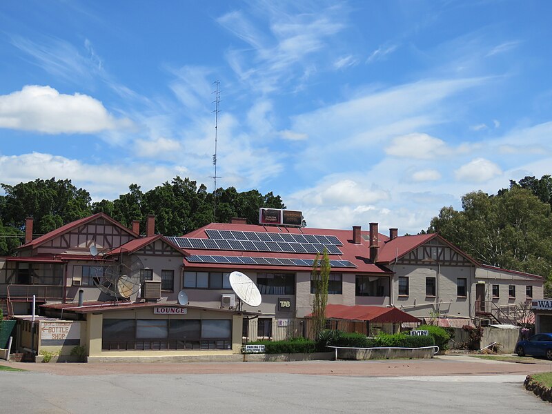 File:Waroona Hotel, October 2021 03.jpg