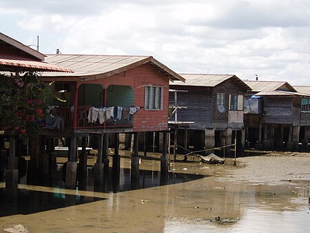 Fail:Water_Village,_Sandakan_1.jpg