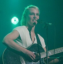 Wende Snijders met gitaar - 03-12-2009.jpg