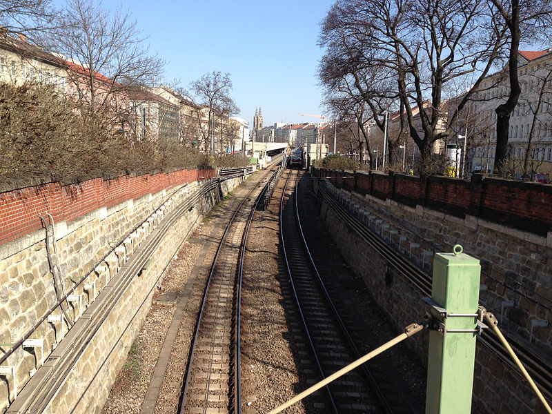 File:WienerLinien U-6 from Neustiftgasse Bridge (13466098224).jpg