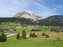 Rechts der Kirche der Passübergang