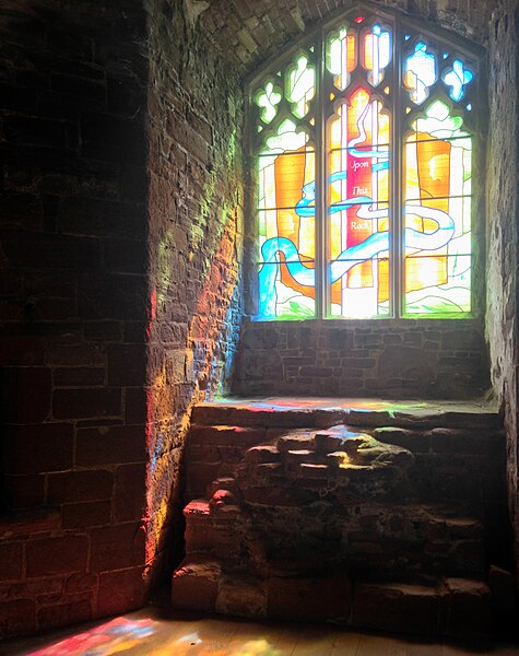 File:Window at Goodrich Castle.JPG