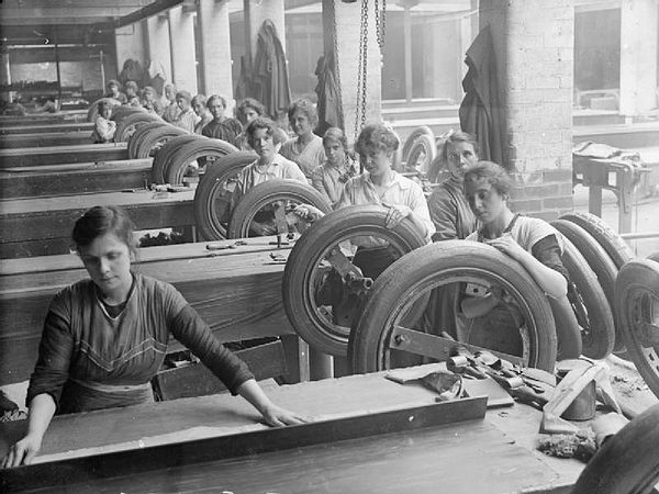 women in UK factory 1914-1918