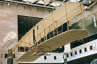 Wright Flyer I, byggt av Bröderna Wright och världens första fungerande motorflygplan, 17 december 1903 i Kill Devil Hills, North Carolina.[10]