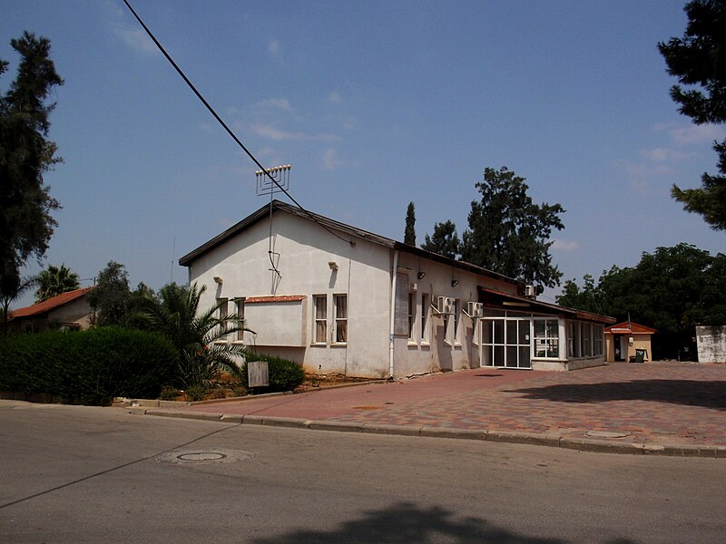 File:Yarhiv Synagoge.jpg