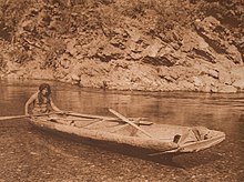 Canoë Yurok sur la rivière Trinity (8136370207).jpg
