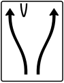 Zeichen 501–70 Überleitungstafel – ohne Gegenverkehr – zweistreifig, davon linker Fahrstreifen nach links übergeleitet und rechter Fahrstreifen nach rechts verschwenkt
