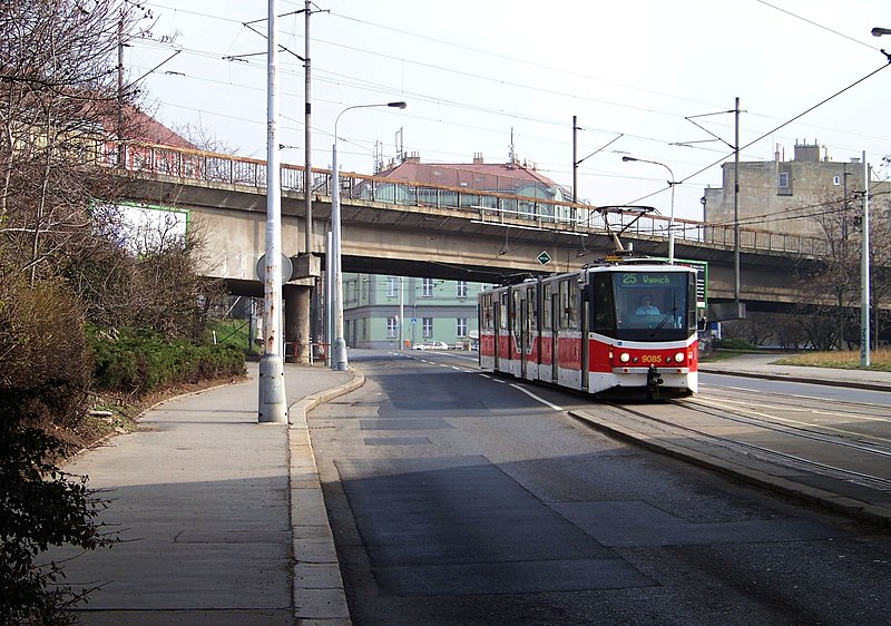 File:Zenklova, most Holešovické přeložky a tramvaj.jpg