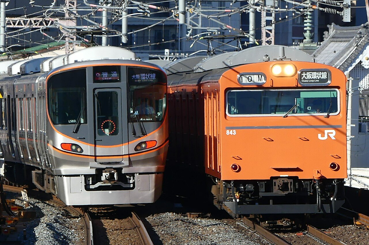 File:大阪環状線323系電車および103系電車.jpg - Wikimedia Commons