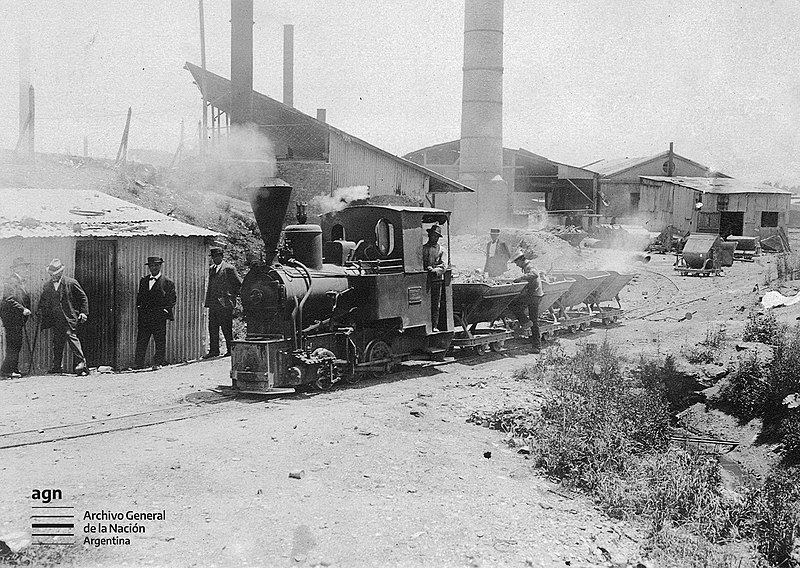 File:'Trencito que conduce la ceniza que se retira de los hornos.' Quema de basura, Buenos Aires, 1920.jpg